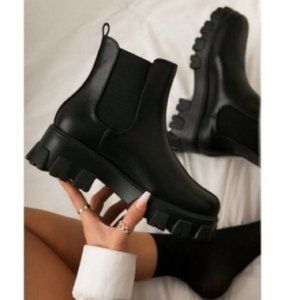 !! NEW !! Chunky Lug Sole Pull On Chelsea Boots in Black